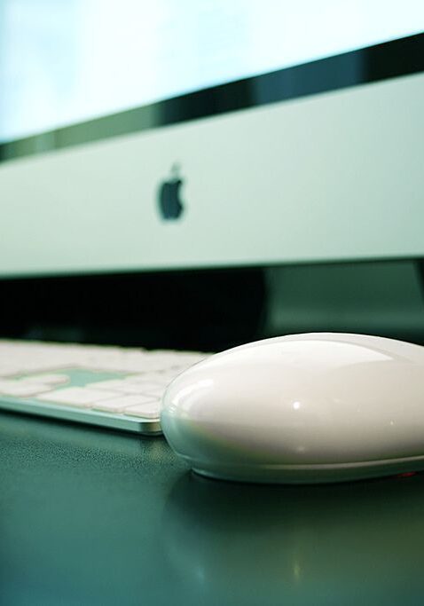 imac en reparación con raton en primer plano